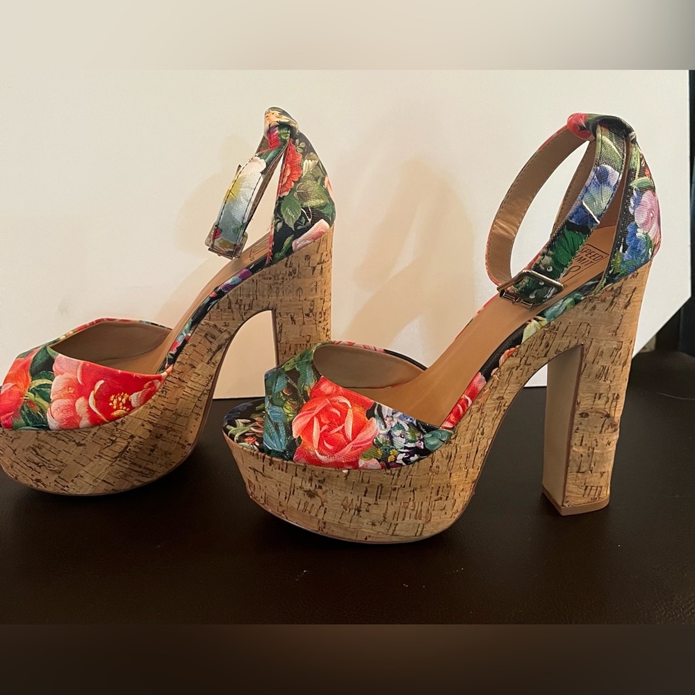 New size 8 floral platform heels - Picture 3 of 7